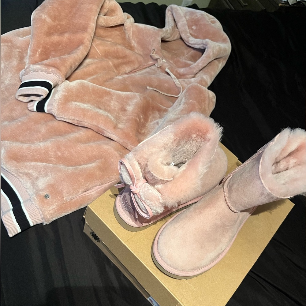 BRAND NEW UGG FLUFFY PULLOVER (M) AND UGG BOOTS, CLASSIC DOUBLE BOW MINI💕